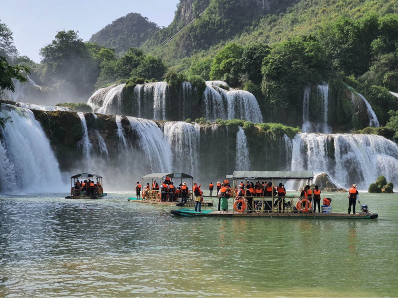 ngoi-thuyen-be-de-ngam-canh-dep-cua-thac-tren-song-quay-son