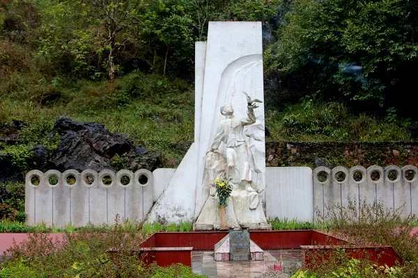 Khu di tích mộ Kim Đồng