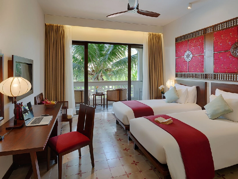 Grand Deluxe Twin River & Town View