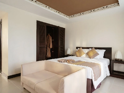 Family Suite 1 restroom