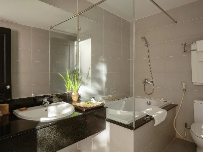 Family Suite 1 restroom