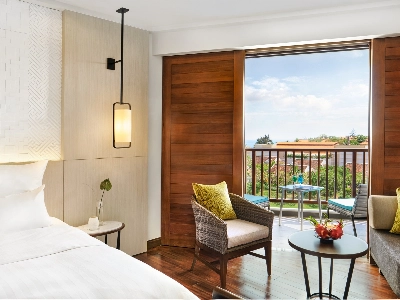 Deluxe Partial Ocean View