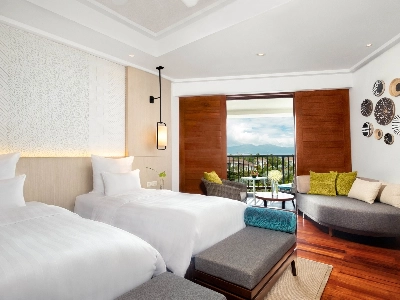 Deluxe Partial Ocean View