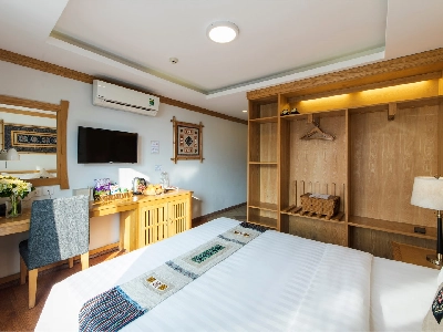 Superior garden/city view