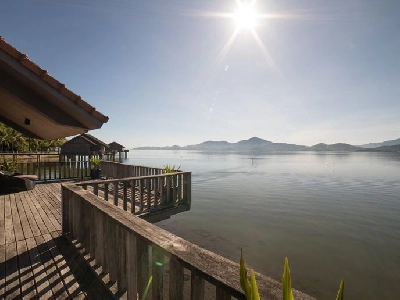 Biệt thự trên mặt nước (Water Villa)
