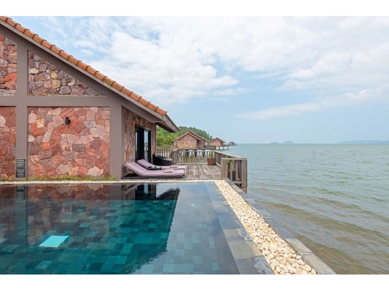 Biệt thự 02 phòng ngủ trên mặt nước có hồ bơi riêng (2BR Water Pool Villa)